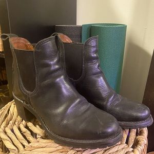 Frye Sabrina Chelsea Boot - Size 8